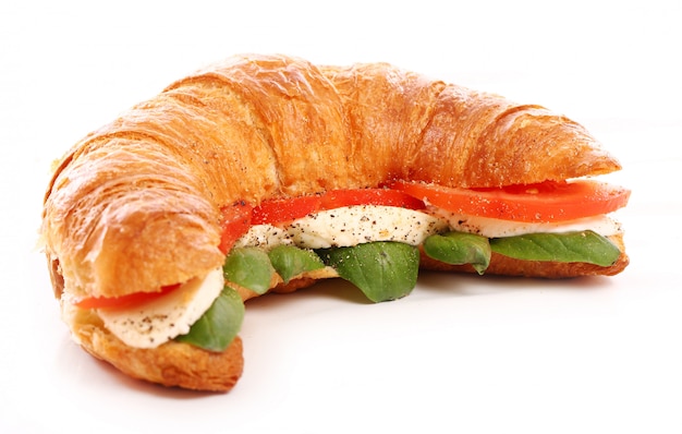 Croissant mit Basilikum, Tomate und Mozzarella