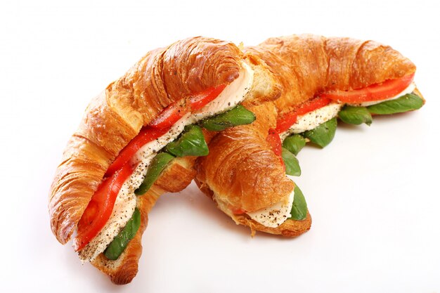 Croissant mit Basilikum, Tomate und Mozzarella