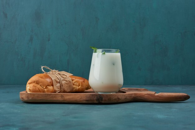 Croissant mit einer Tasse Joghurt.