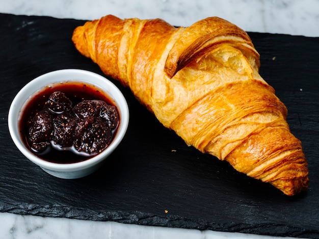 Croissant mit Erdbeermarmelade