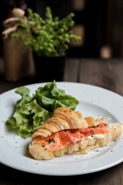 Croissant mit frischem Lachs