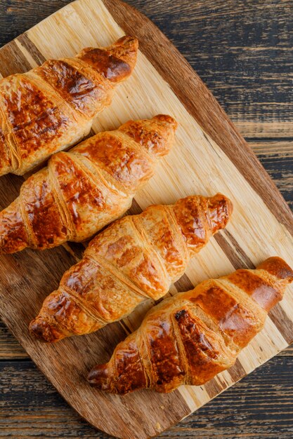 Croissant Nahaufnahme auf Holz und Schneidebrett