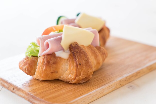 Croissant-Sandwich-Schinkenkäse