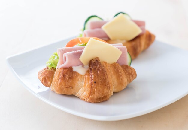 Croissant-Sandwich-Schinkenkäse