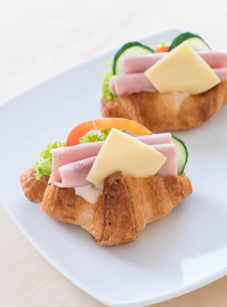 Croissant-Sandwich-Schinkenkäse