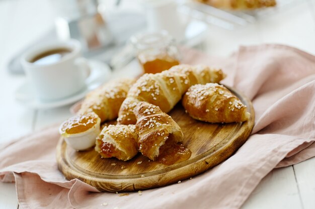 Croissants auf einem Tablett