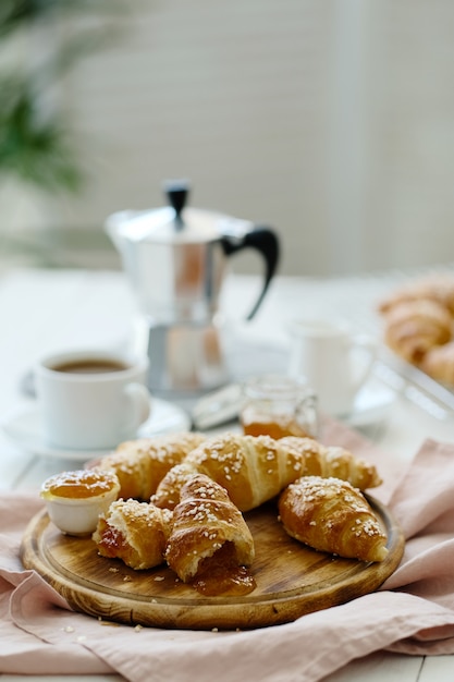 Croissants auf einem Tablett