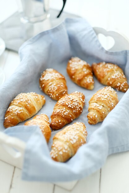 Croissants auf einem Tablett