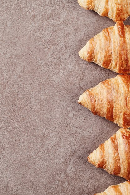 Croissants auf grau