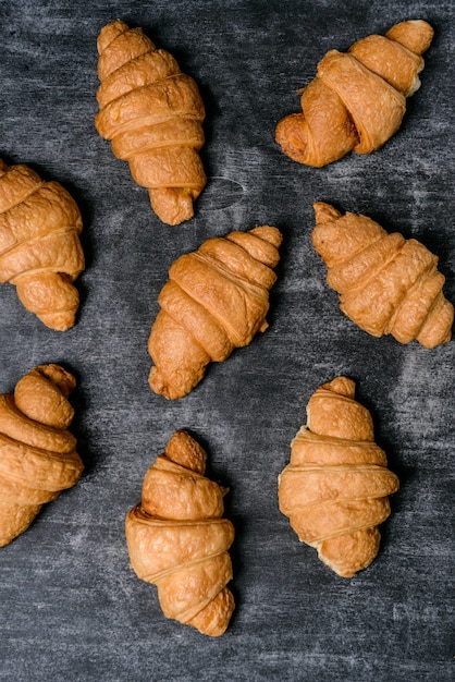 Croissants auf grauem Tisch.