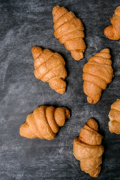 Croissants auf grauem Tisch.