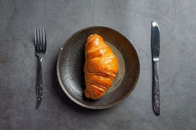 Kostenloses Foto croissants auf schwarzem hintergrund.