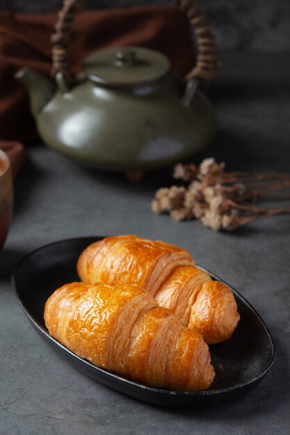 Croissants auf schwarzer Oberfläche.