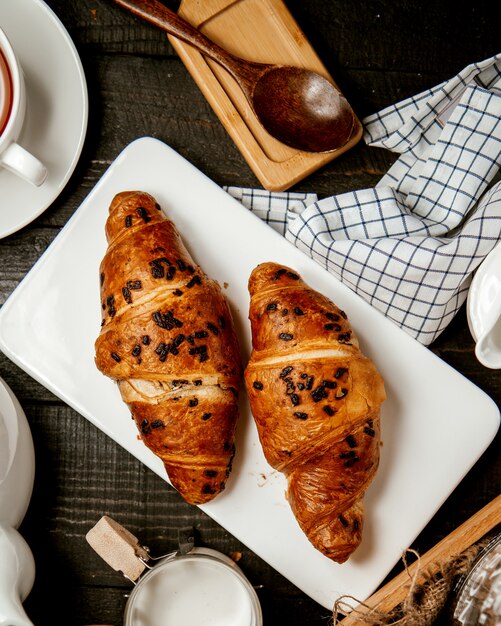 Croissants garniert mit Schokoladenstückchen