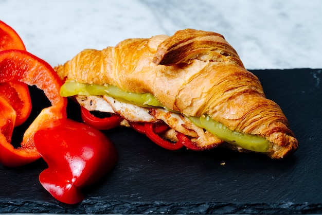 Croissants gefüllt mit Brathähnchenscheiben und Gurken