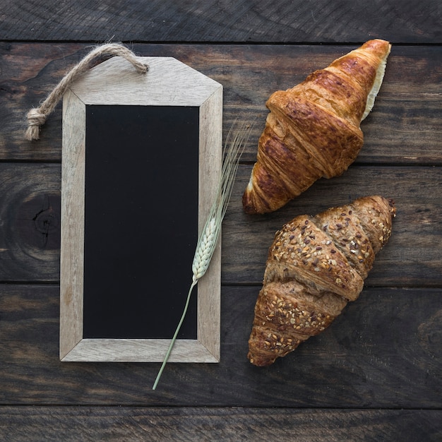 Croissants in der Nähe von Ährchen und Tafel