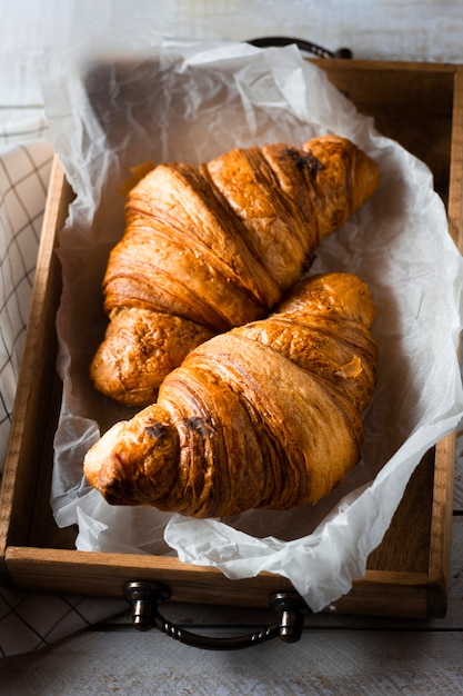 Croissants in Holzkiste