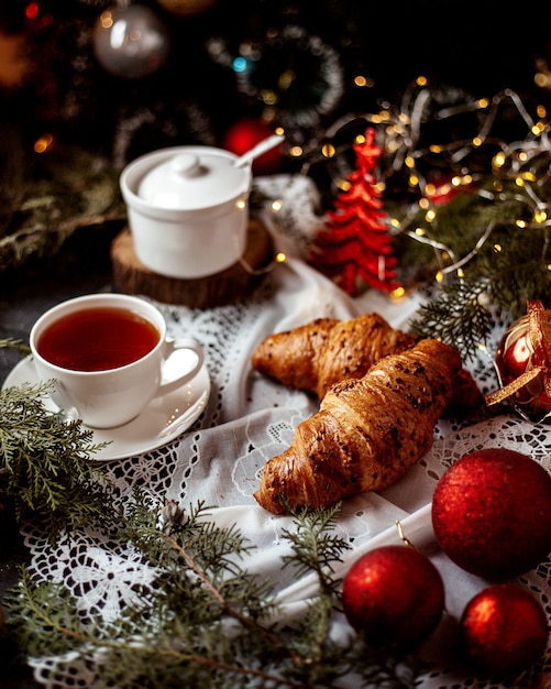 Croissants mit einer tasse schwarzen tees