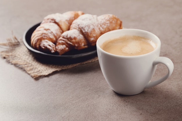 Croissants mit Kaffeetasse