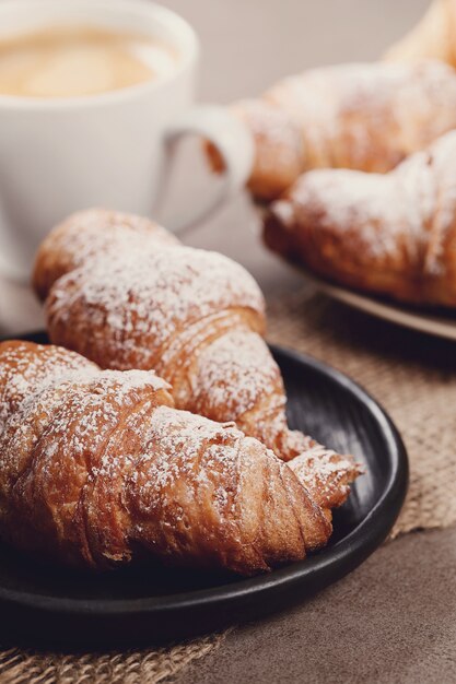 Croissants mit Kaffeetasse