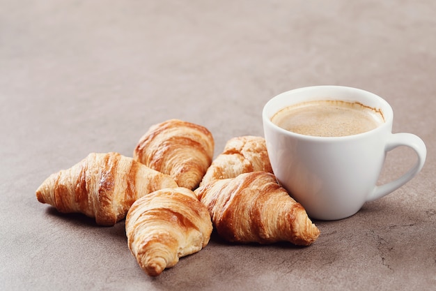 Croissants mit Kaffeetasse