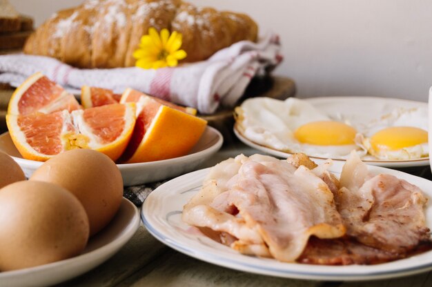 Croissants mit Speck und Eiern