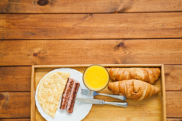 Croissants und gesunde Mahlzeit zum Frühstück