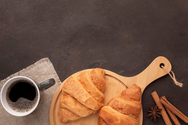 Kostenloses Foto croissants und kaffee flach lagen