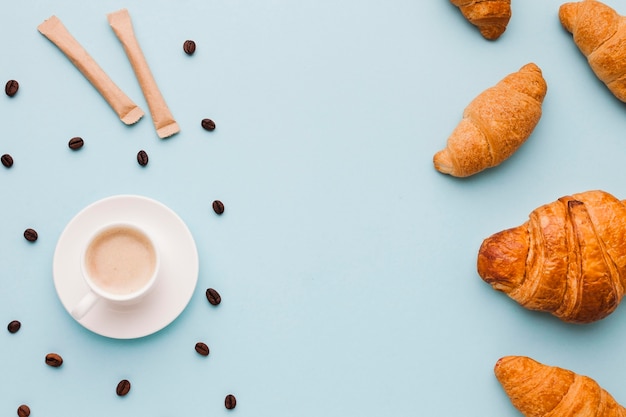 Kostenloses Foto croissants und kaffeebohnen