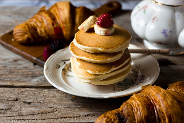 Croissants und Pfannkuchen mit Früchten