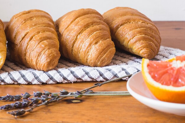 Croissants und Zitrusfrüchte