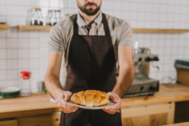 Kostenloses Foto crop barkeeper mit brötchen