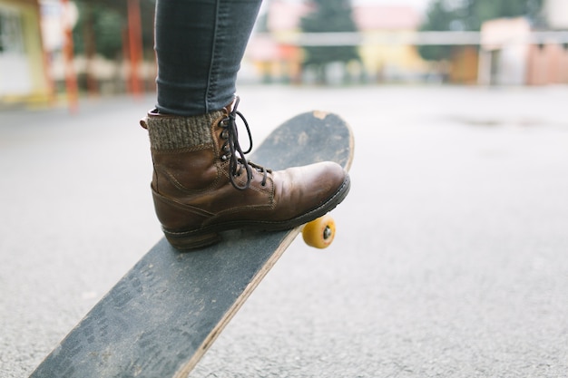 Kostenloses Foto crop bein auf skateboard