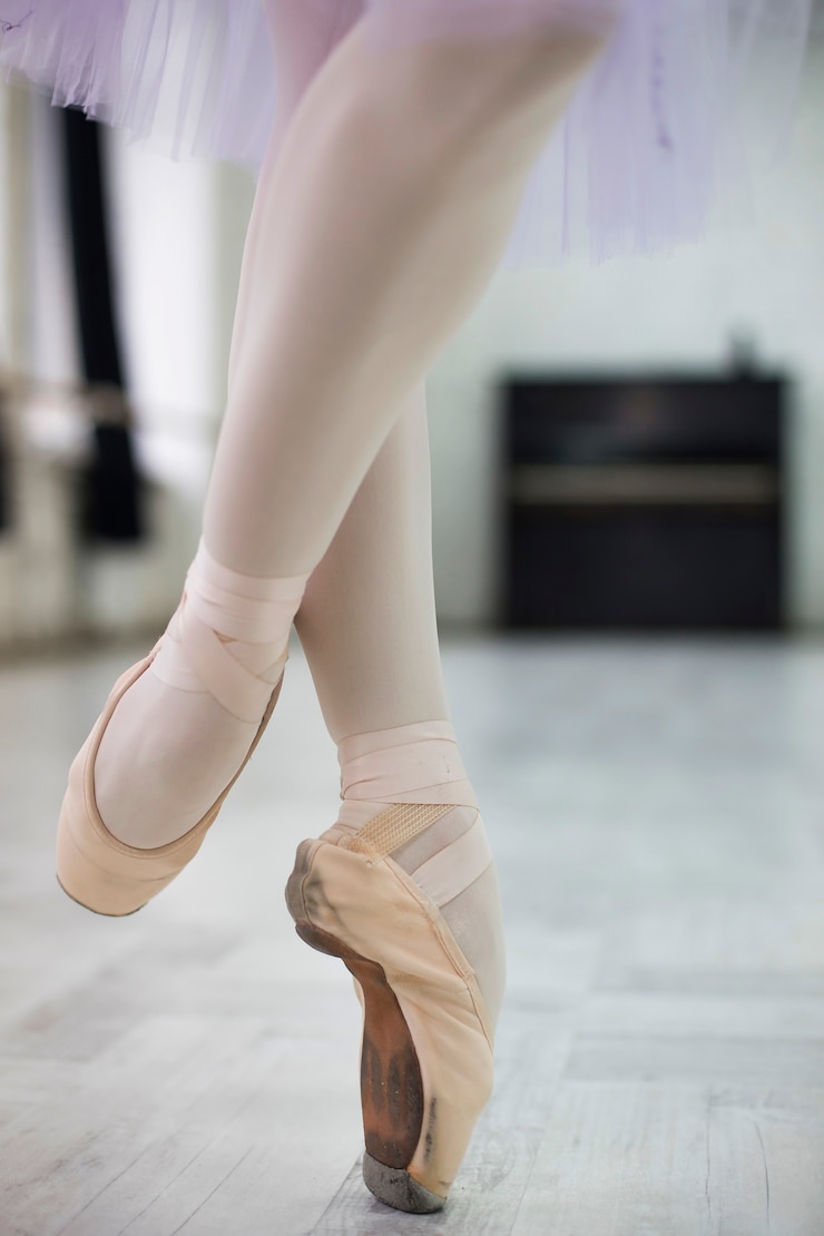 Kostenlose Foto crop beine der sich drehenden ballerina