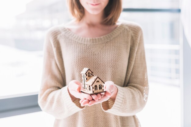 Crop Frau mit kleinem Haus