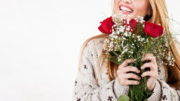 Crop Frau mit schönen Blumenstrauß