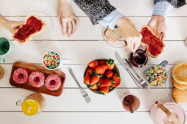 Crop Frauen, die köstliche Mahlzeit aving