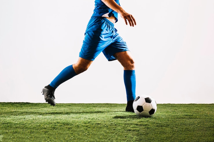 Kostenlose Foto crop fußballspieler ball schießen