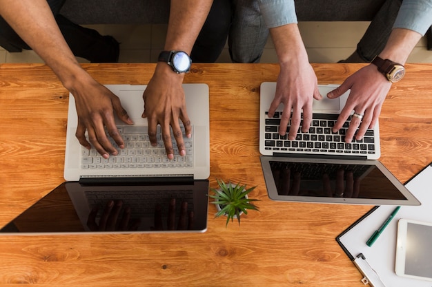 Crop Hände durchsuchen Laptops