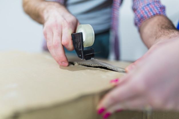 Crop Hände Verpackung Box