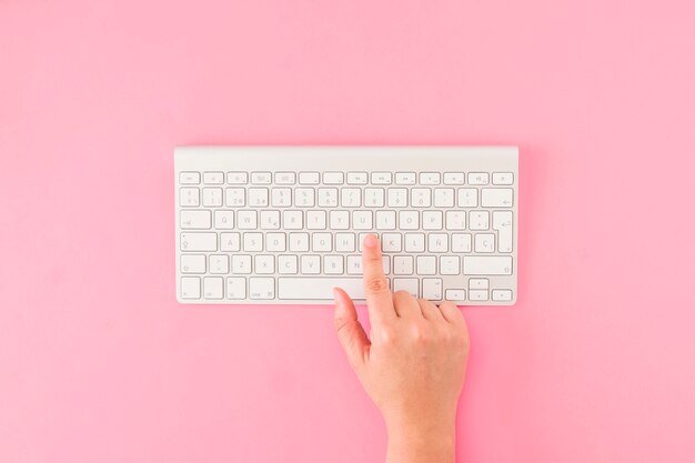 Crop Hand drücken Tasten auf der Tastatur