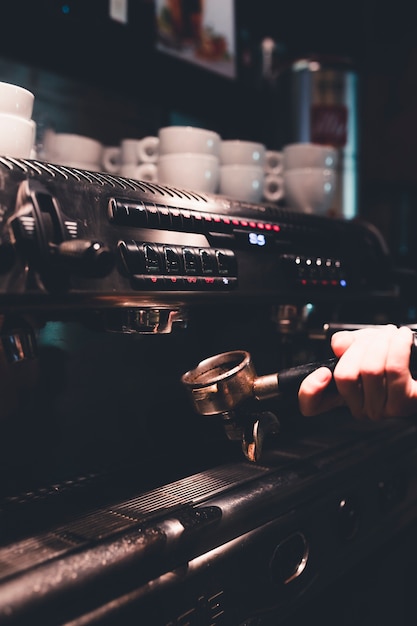 Crop Hand entfernen Siebträger von der Kaffeemaschine