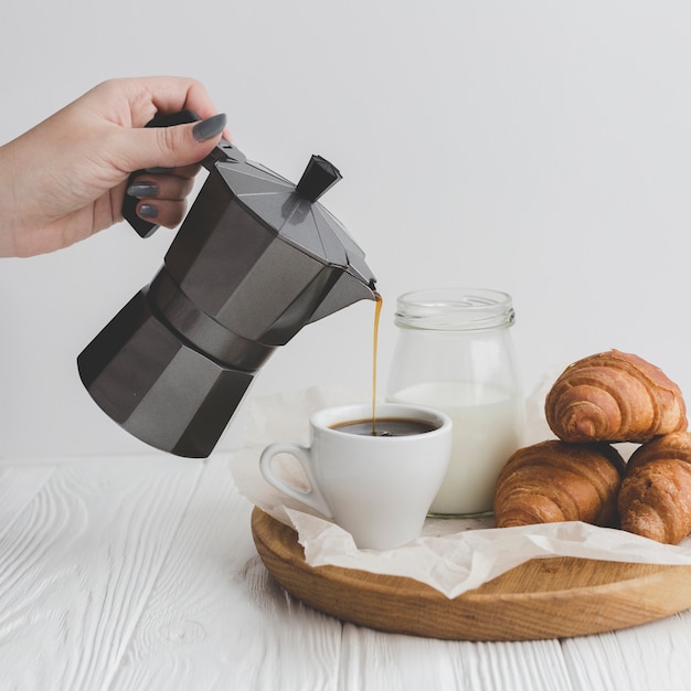 Kostenloses Foto crop hand gießt kaffee in die tasse