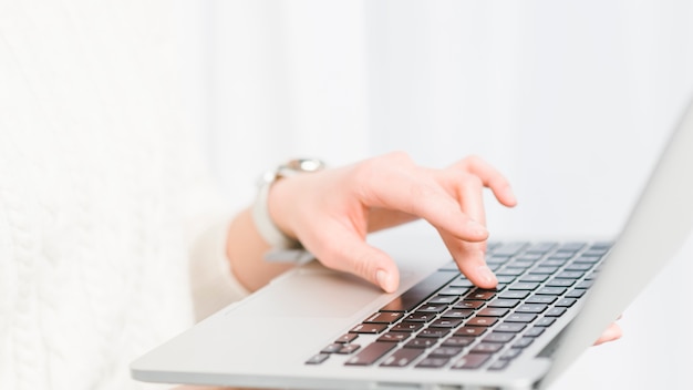 Crop Hand mit Laptop