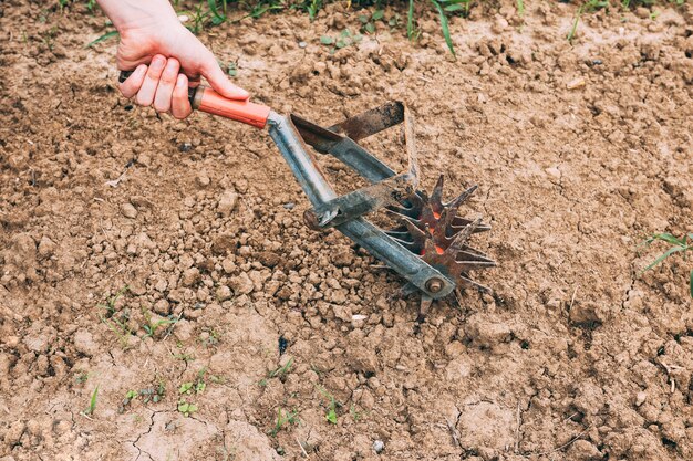 Crop Hand über Boden drehen