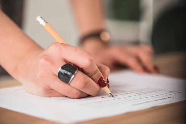 Crop Handschrift mit Bleistift