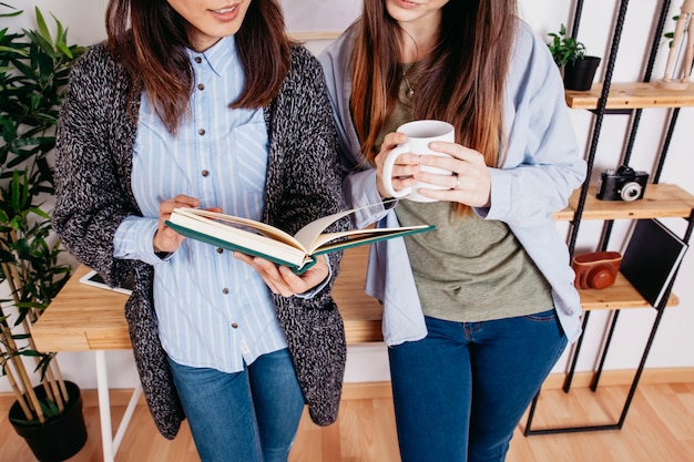 Kostenloses Foto crop junge mädchen teilen buch