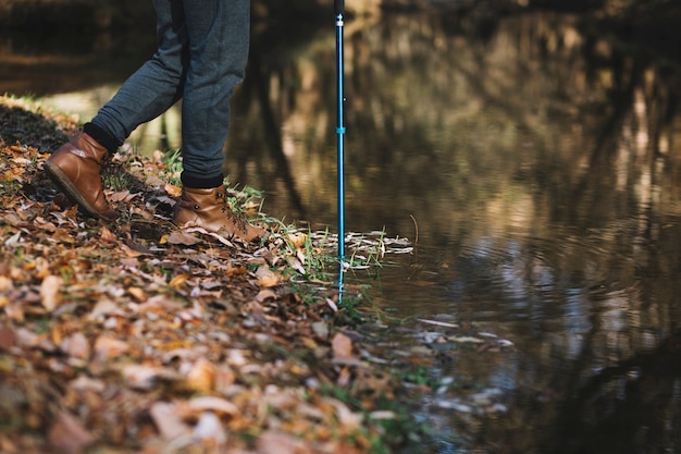 Crop Kind in der Nähe von Wasser