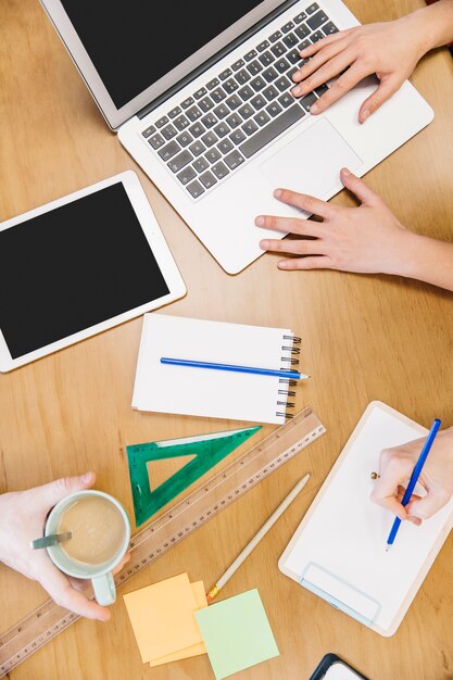 Crop Menschen arbeiten am Schreibtisch mit Laptop