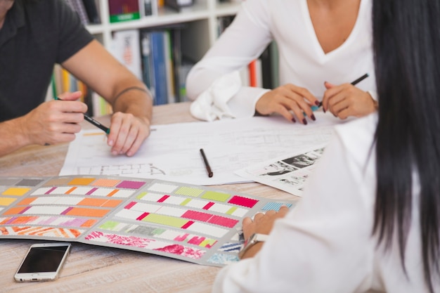 Crop Menschen arbeiten im Büro